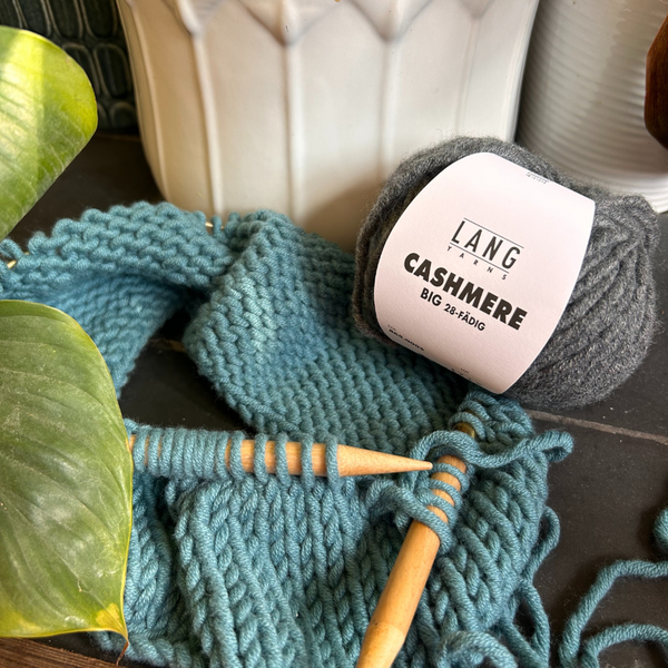 Close-up of CASHMERE BIG knitted fabric showing plush, lofty stitches