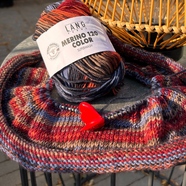 Close-up of MERINO 120 COLOUR fabric highlighting stitch definition and pattern flow