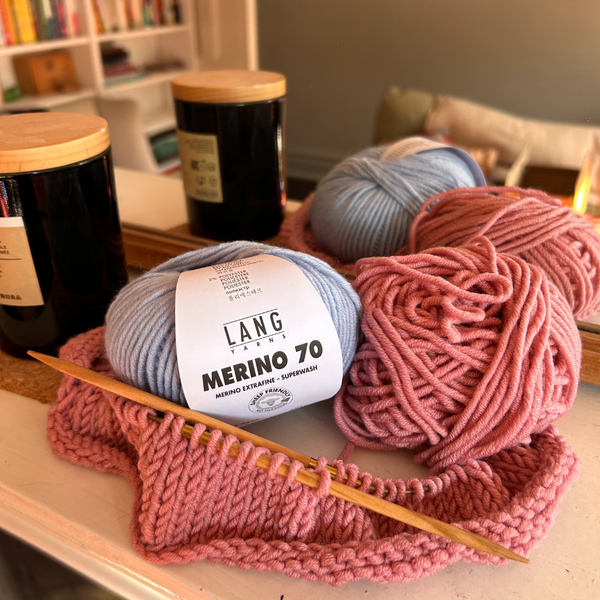 Close-up of knitted fabric in MERINO 70 highlighting stitch definition
