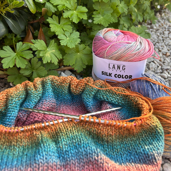 SILK COLOUR yarn with shimmering surface and rich colour depth