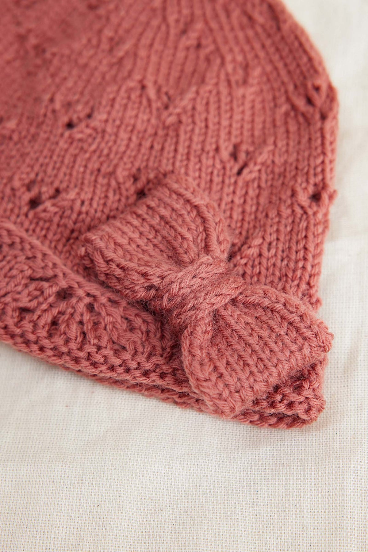 LANGYARNS Kits Knitting Pattern MAVE Hat Pattern Kit in Merino 200 Bébé by LANGYARNS | Punto 99-002