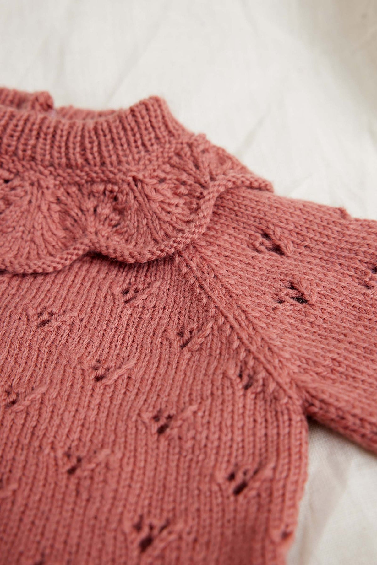LANGYARNS Kits Knitting Pattern YUNA Sweater Pattern Kit in Merino 200 Bébé by LANGYARNS | Punto 99-003