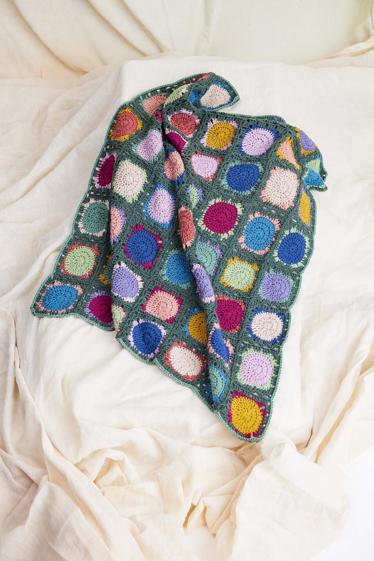 LANGYARNS Kits Crochet Pattern Approximtely 70x80 cm | 3 balls 197.0098 | 1 ball 197.0096 | 1 ball 197.0087 | 1 ball 197.0050 | 1 ball 197.0166 | 1 ball 197.0091 | 1 ball 197.00274 | 1 ball 197.0034 | 1 ball 197.0209 | 1 ball 197.0207 | 1 ball 197.0233 | 1 ball 197.0119 KITTY Crochet Blanket Pattern Kit in Merino 150 by LANGYARNS | Punto 99-015