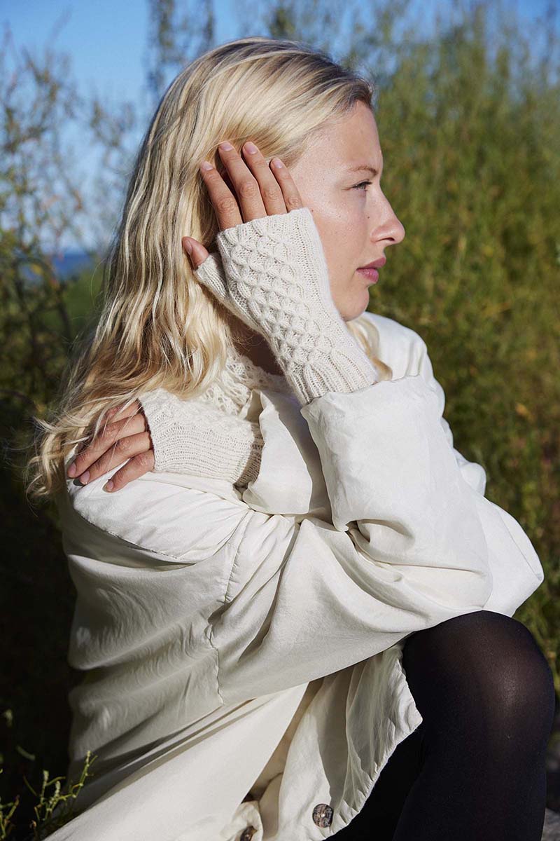 Lang Yarns Knitting Pattern ELISA Wrist warmers Pattern Bundle in Cashmere Extra Lace by LANGYARNS | Punto 94-007