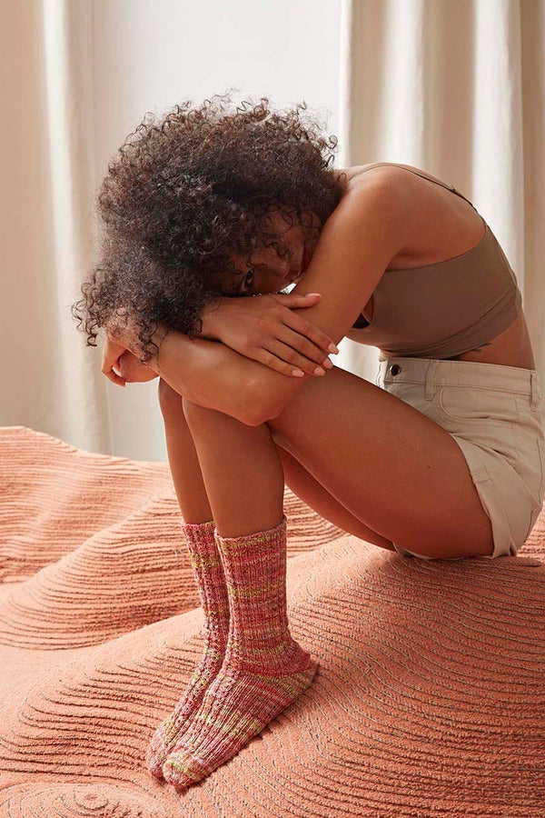 SINGLE-STEP Socks Pattern Kit in Footprints by WOOLADDICTS | Punto 70-003
