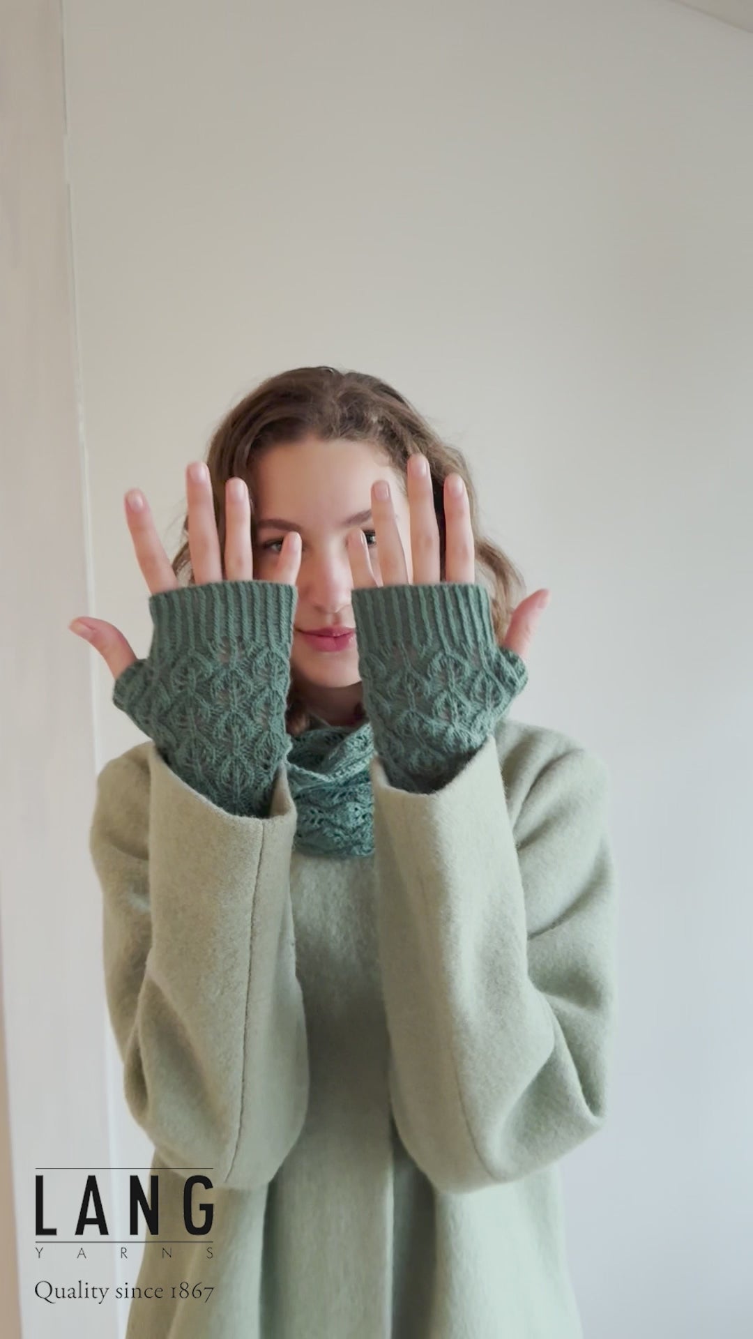 BETH Fingerless Gloves Pattern Kit in CASHMERE LACE by LANGYARNS | Punto 78-009